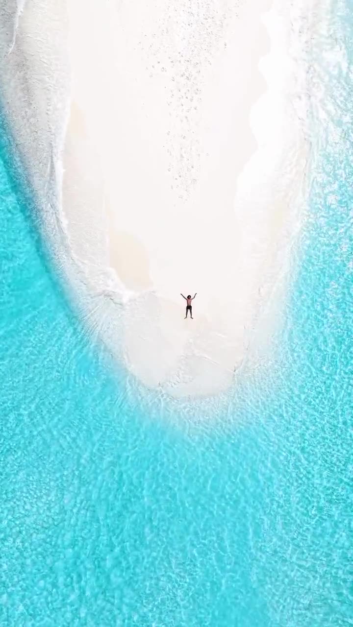 Loď na tyrkysové laguně z dronu